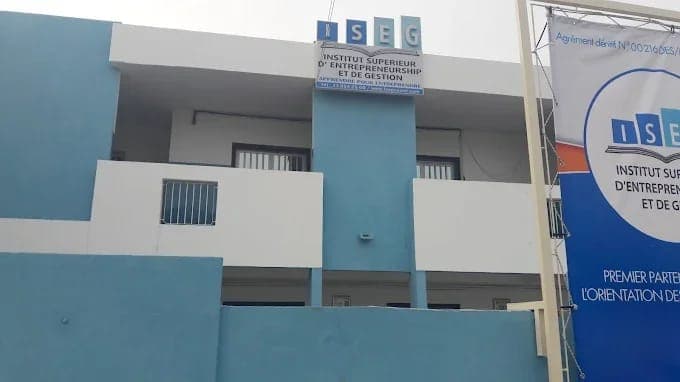 Façade de l’ISEG : l’enseigne indique « Institut Supérieur d’Entrepreneurship et de Gestion — Apprendre pour entreprendre »